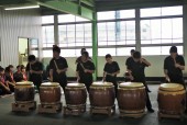 八幡中学校和太鼓部の演奏