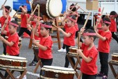 北里保育園の園児による太鼓の演奏