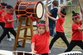 北里保育園の園児による太鼓の演奏